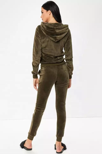 ชุดวอร์มกำมะหยี่ขนแกะพิมพ์โลโก้ OEM แบบกำหนดเอง ชุดลำลองฤดูหนาวสำหรับผู้หญิง ระบายอากาศได้ดี เสื้อแจ็คเก็ตและกางเกงขายาวเซ็กซี่ - Product Image 3