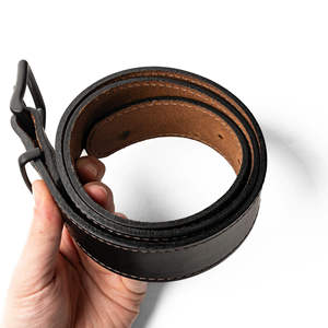 Cinturón Casual de Cuero Vacuno Negro Kivotech con Hebilla de Placa Plateada con Letras y Diseño Sólido - Product Image 6
