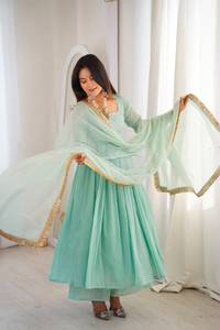 Vestido de diseñador con encaje y georgette sintético, con parte inferior de crepé y dupatta con estampado de cuadros Kota, completamente cosido, listo para usar. - Product Image 1
