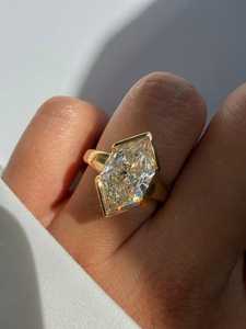 Bague solitaire en diamant taille marquise néerlandaise, cultivé en laboratoire, 3,02 carats, avec or jaune 18 carats, idéale pour les fiançailles, les propositions de mariage, les cadeaux pour les amoureux et les objets de charme. - Product Image 4