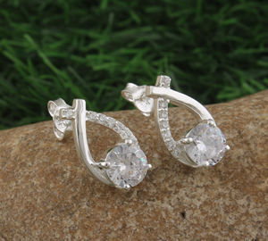 Boucles d'oreilles pendantes délicates en argent plaqué avec pierres CZ, serties à griffes, style minimaliste de luxe, pour femme, bijoux de fête, vente en gros - Product Image 2