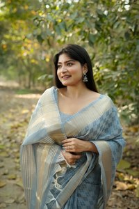 Sari en soie Kalyani de qualité supérieure avec motif à carreaux Zari, design de boîte ombrée, bordure Zari riche et blouse assortie par Royal Export - Product Image 6