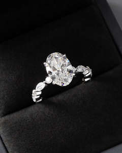 Anillo de Diamantes de Corte Ovalado en Oro Blanco, Elegante Anillo de Compromiso, Boda o Aniversario con Diamantes Ovalados para Ella, Joyería Fina de Lujo para Novias - Product Image 2