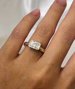 Bague solitaire en diamant radiant cultivé en laboratoire, taille East West, 1,5 carat, sertie clos, certifiée IGI, bague de fiançailles en or 14 carats - Product Image 3