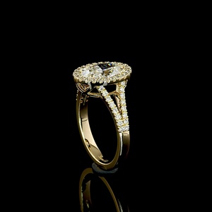 Bague de fiançailles minimaliste avec halo de diamants ovales de 1,5 carat, cultivés en laboratoire, en or jaune 14 carats, à double sangle pavée de diamants, pour femme - Product Image 2