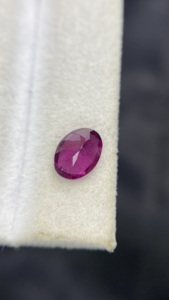Pierre de grenat rhodolite d'Almandine de Tanzanie certifiée naturelle, provenant des Mines de Tanga, taille ovale, avec une qualité de couleur excellente, 1,51 carat - Product Image 5