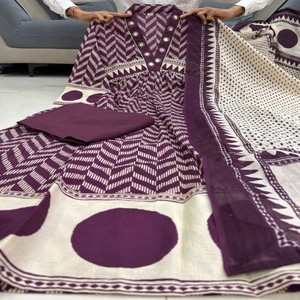 VASTRA COTTAGE Elegante Conjunto de Kurti Redondo Estampado de Algodón Puro con Pantalón de Cuello Completamente Decorado y Dupatta de Algodón - Product Image 6