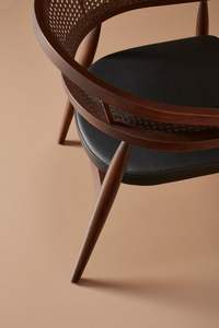 Silla de Madera de Teca Sólida Auténtica con Asiento Acolchado Confortable y Respaldo de Ratán Tejido a Mano para un Interior Elegante - Product Image 4