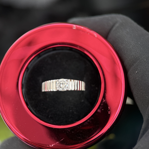 Bague de fiançailles et d'anniversaire solitaire en or blanc 14 carats, 0,50 ct, forme ronde, diamant de laboratoire certifié IGI, avec bande côtelée - Product Image 5