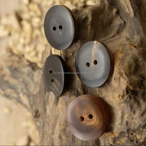 Boutons en corne de buffle ronds mats de haute qualité à quatre trous, différentes couleurs, boutons en corne d'Inde - Product Image 1
