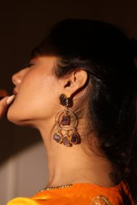 Pendientes de aro llamativos de oro con amatista en bruto de diseño - Product Image 3