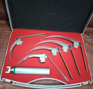 Ensemble d'instruments de laryngoscope manuel en acier inoxydable à 4 lames de qualité supérieure pour usage hospitalier – Fibres chirurgicales pour oreilles, yeux, nez et gorge - Product Image 1