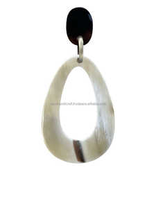 Boucles d'oreilles pendantes uniques en corne de buffle naturelle, accessoires de luxe personnalisables, cadeau d'Inde - Product Image 4