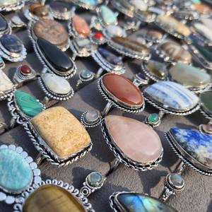 Bague en laiton avec pierres précieuses naturelles pour l'alignement des chakras et le bien-être spirituel, disponible au prix d'usine - Product Image 1