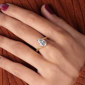 Bague de fiançailles en or 14 carats avec diamant de laboratoire taille poire de 2,50 carats, certifiée IGI - Product Image 2