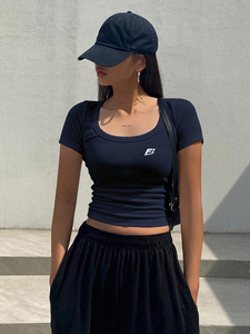 เสื้อครอปท็อปสไตล์ Athleisure สำหรับออกกำลังกายฤดูร้อน เสื้อยืดผู้หญิงทรงคลาสสิคเข้ารูป คอวี ผ้าริบยืดหยุ่น - Product Image 4