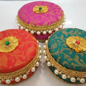 Exquisitas cajas de brocado hechas a mano con perlas y Zari, tela de brocado de alta calidad, delicado encaje dorado, perlas artificiales brillantes. - Product Image 1