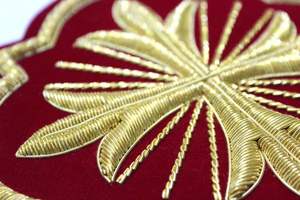 Aplique de Lujo Bordado a Mano con Hilo de Oro, Diseño de Cruz, Efecto 3D en Relieve, Calidad Premium para Prendas de Ceremonia y Blazers - Product Image 3