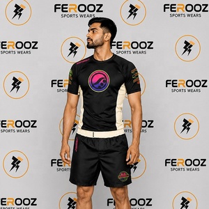 Ensemble d'entraînement professionnel pour adultes, rashguard et short à manches courtes noirs et blanc cassé, pour le MMA. - Product Image 1