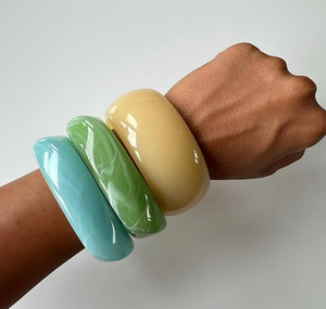Bracelet jonc en résine écologique transparente épaisse et géométrique pour femme – Tendance et idéal pour les soirées – Vente directe usine - Product Image 4