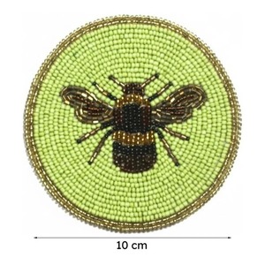 Posavasos Redondo Hecho a Mano con Cuentas y Diseño de Abeja sobre Fondo Verde, Tapete de Mesa Novedoso - Product Image 6