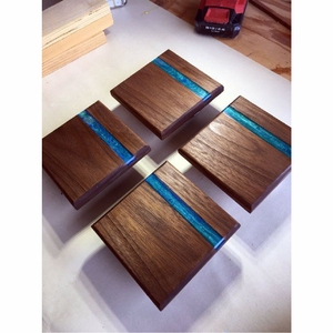Sous-verres de luxe en bois de noyer et résine époxy bleue |   Ensemble de sous-verres carrés en bois et résine faits à la main |   Set de table résistant à la chaleur - Product Image 6