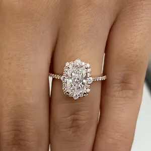 Anillo de compromiso con diamante de corte radiante en oro rosa con engaste halo, banda de diamantes pavé y diseño nupcial atemporal, regalo para ella - Product Image 1