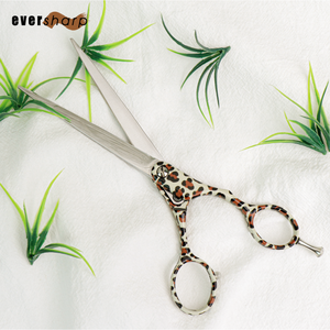 Ciseaux de coiffure professionnels en acier inoxydable noir, lame dentelée tranchante, finition satinée, manche en plastique, pour droitiers, avec repose-doigts - Product Image 4