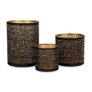 Porte-bougie votif classique en métal offrant une éclairage paisible, idéal pour les moments festifs et l'usage quotidien - Product Image 5