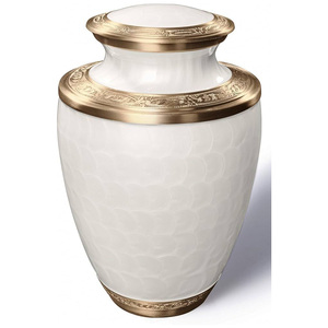 Urne funéraire artisanale de style européen en laiton massif pour cendres humaines et animales, urne commémorative gravée avec couvercle sécurisé - Product Image 3