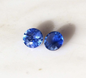 พลอยแซฟไฟร์สีน้ำเงินขนาด 2 มม.~5 มม. ผลิตในห้องปฏิบัติการ รูปทรงกลมเจียระไนแบบบริลเลียนท์ พร้อมคุณสมบัติการเปลี่ยนสี/ไฟ และได้รับการรับรองจากผู้ตรวจสอบอิสระ - Product Image 1