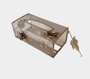 Caja de papel tisú de malla metálica dorada con diseño floral detallado, perfecta para la mesa de la sala de estar y el estilo de habitaciones de hotel. - Product Image 5
