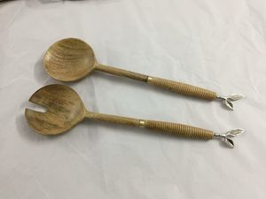 Ensemble cuillère et fourchette à salade en bois avec manche sculpté, ustensiles de cuisine en bois naturel faits à la main pour mélanger, saupoudrer et servir - Product Image 4