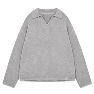 Polo à manches longues en tricot bouclé gris chiné, confortable et élégant, idéal pour un style décontracté et détendu - Product Image 1