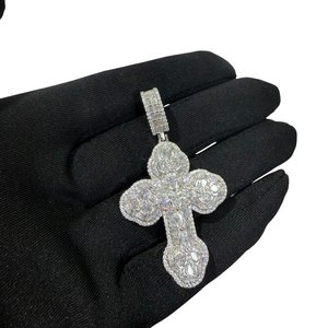 Colgante Religioso Unisex de Plata de Ley 925 con Moissanita, Corte Brillante Redondo VVS, Hecho a Mano, con Cruz - Product Image 2