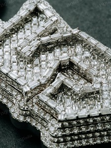 จี้เลขแบบกำหนดเอง ประดับเพชรโมอิสซาไนต์ VVS1 ระดับพรีเมียม 5 หลัก ดีไซน์หรูหรา สไตล์ฮิปฮอป เงินแท้ 925 ผ่านการทดสอบแล้ว - Product Image 3