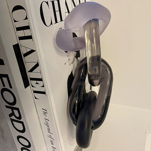 Artisanat en résine fait main, chaîne à maillons pour décoration murale et décorations intérieures par Glowin Fashion - Product Image 1