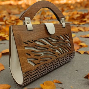 Sac à main rectangulaire fait main pour filles, accessoires de fête avec fermeture magnétique et chaîne latérale, par Universal Overseas - Product Image 1