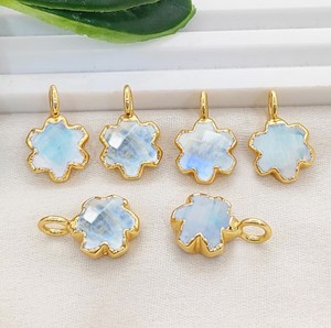 Colgante de Piedra Lunar Arcoíris Natural de 10 MM, Chapado en Oro, Hecho a Mano - Product Image 1