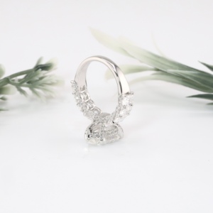 Anillo de compromiso de lujo en oro blanco con diamante simulado de corte pera, banda de boda clásica con halo oculto, joyería fina para mujer - Product Image 2