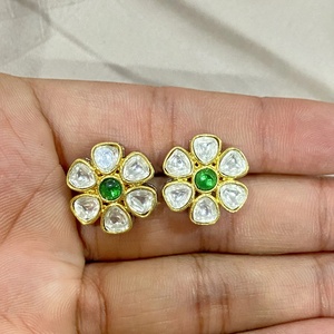 Boucles d'oreilles créoles Polki vertes en forme de boule plaquées or 22 carats, style vintage traditionnel indien, faites à la main, bijoux ethniques, cadeau pour femme - Product Image 2