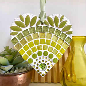 Décoration suspendue en mosaïque de verre et bois TCE, artisanat Art Déco, motif cœur, faite à la main, ornementale, ETHEREAL BLUSH BLOSSOM - Product Image 1