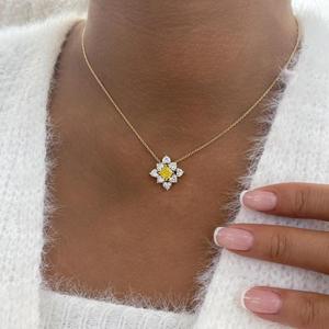 Colgante de Diamante Amarillo con Corte Cojín en Forma de Flor, Halo en Forma de Corazón, Diamante Cultivado en Laboratorio, Collar de Oro Sólido para Aniversario de Bodas - Product Image 2