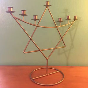 Support de Bougie Menorah en Métal Doré à Forme d'Étoile Géométrique, Moderne et Artistique, Idéal pour Décoration de Table - Product Image 1