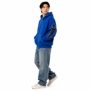 Sweat à capuche personnalisé pour homme, fermeture éclair sur le devant, détails cloutés sur les manches, motif graphique, coupe décontractée, manches longues, collection de vêtements en gros B2B USA - Product Image 3