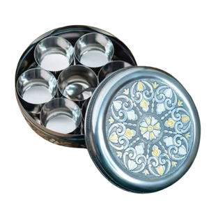 Caja de especias tradicional india hecha a mano de latón puro con 7 compartimentos y cuchara para almacenamiento en la cocina y decoración del hogar. - Product Image 6