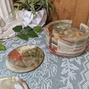 Ensemble de six sous-verres en onyx sculpté avec support en pierre - Product Image 2