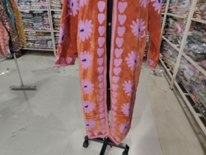 Veste longue en velours orange avec applique florale violette, col montant, manches longues, vêtements d'extérieur pour femmes pour l'hiver - Product Image 3