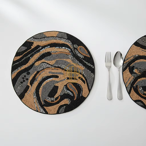 Set de table rond artisanal en perles de pétales de dahlia, gris neutre, pour assiette de présentation, idéal pour la décoration de table de luxe, de dîner ou de mariage - Product Image 2
