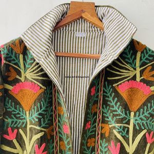 Chaqueta de algodón Suzani hecha a mano en India, chaqueta corta bordada a mano, abrigo unisex, chaqueta corta Suzani hecha a mano - Product Image 2